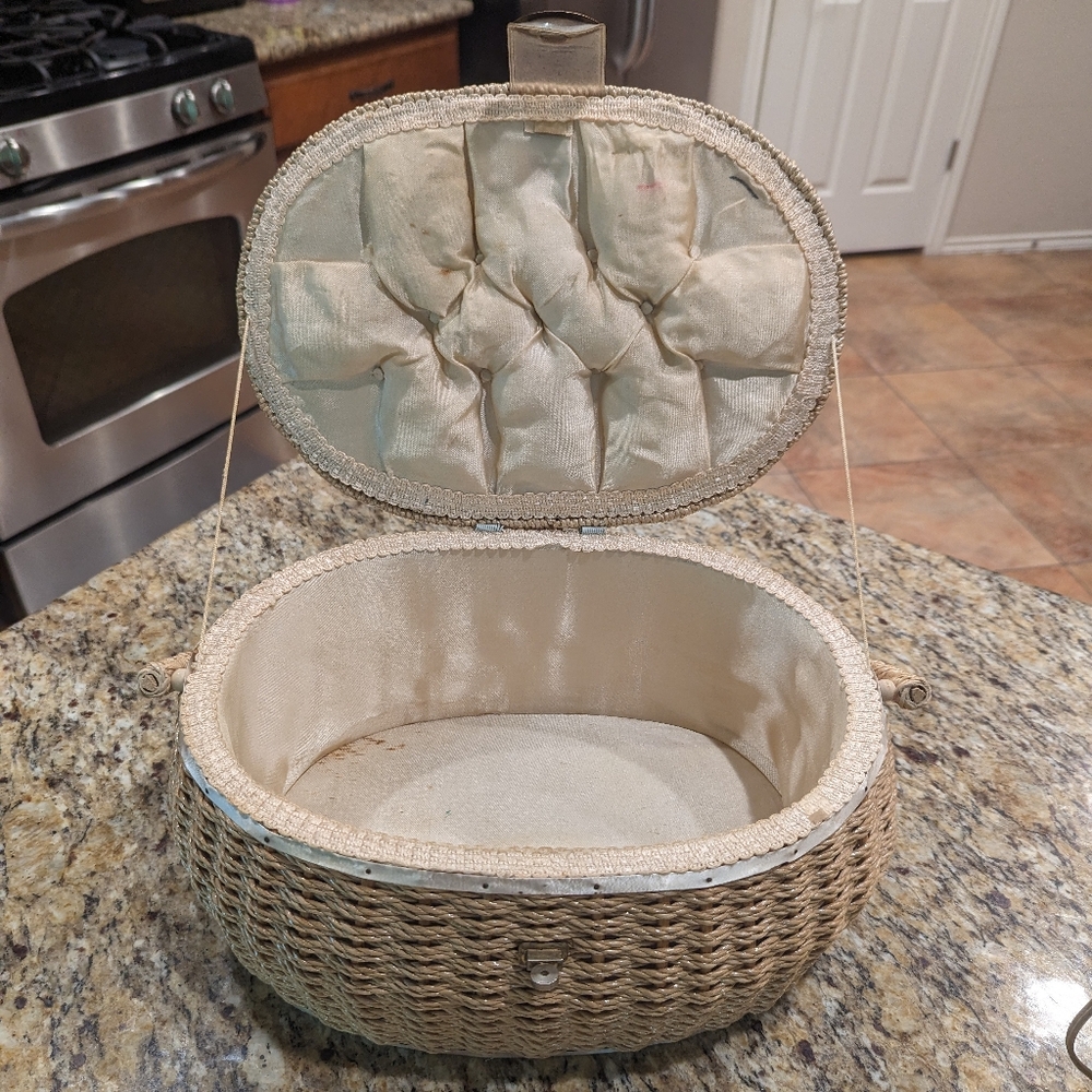 Vintage 70's Oval Woven Wicker Sewing Basket W Floral Needlepoint Lid W Handle - Picture 9 of 14